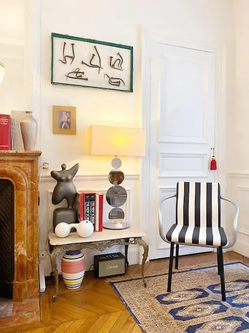Artist At Tour Eiffel Apartment *